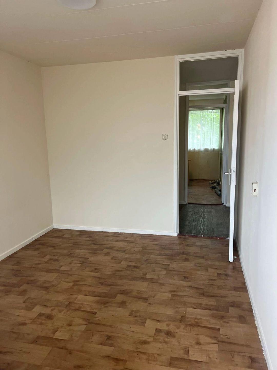 Woonkamer met strak geschilderde muren en plafond
