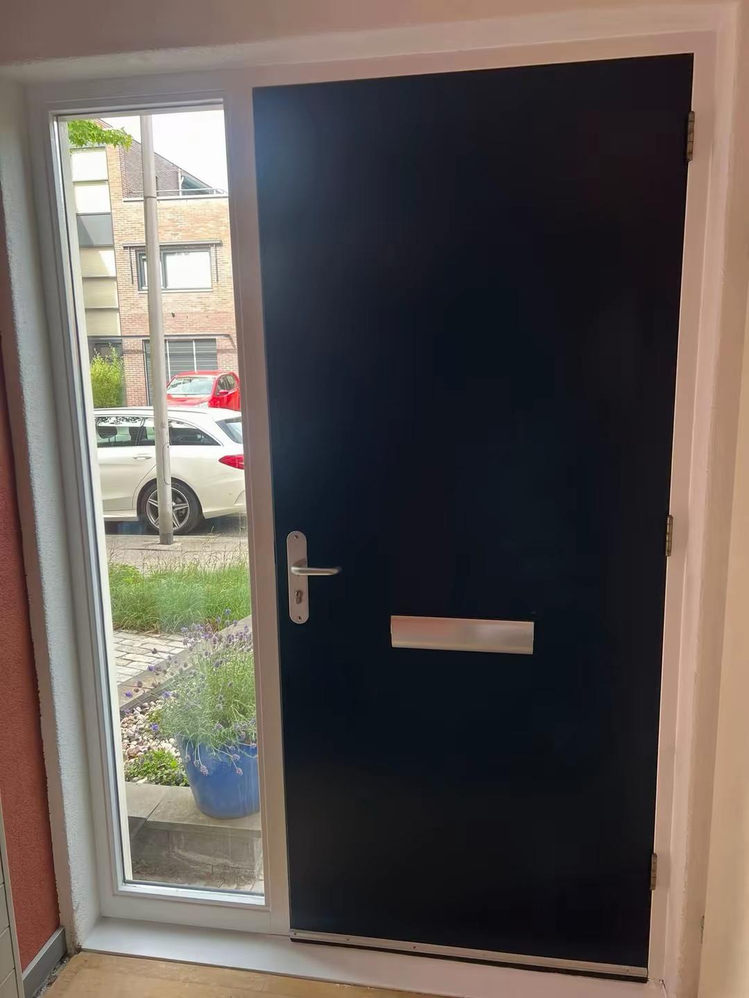 Geschilderde voordeur met wit kozijn in Delfgauw