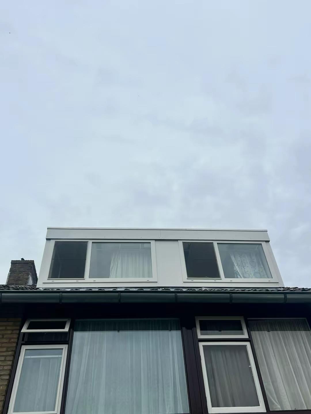 Dakkapel vanuit andere hoek na renovatieschilderwerk