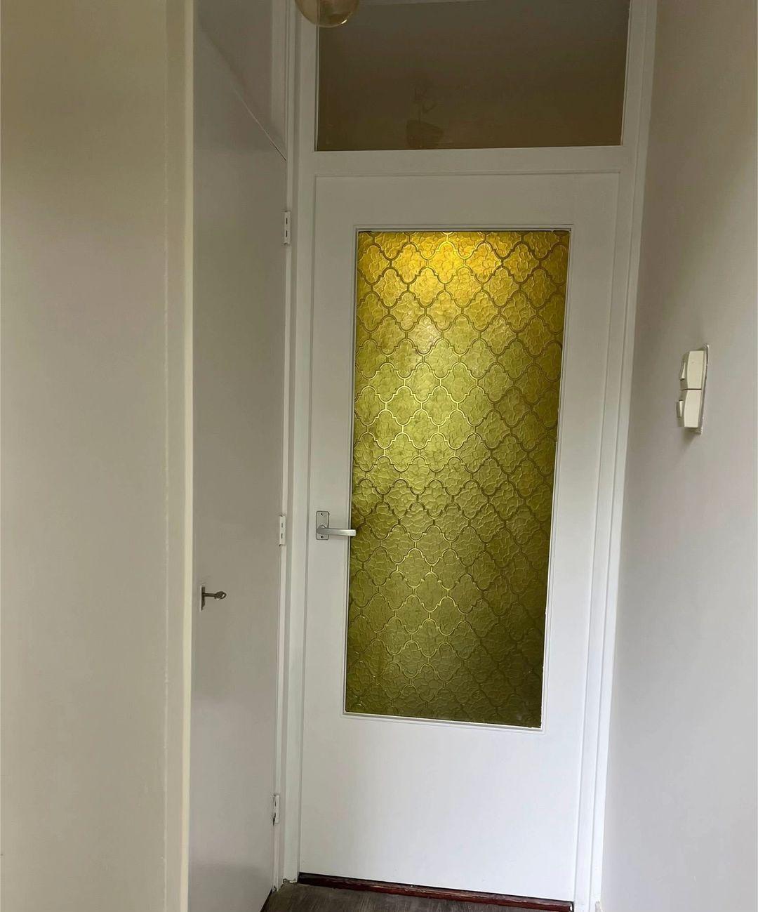 Binnendeur met decoratief geel glas