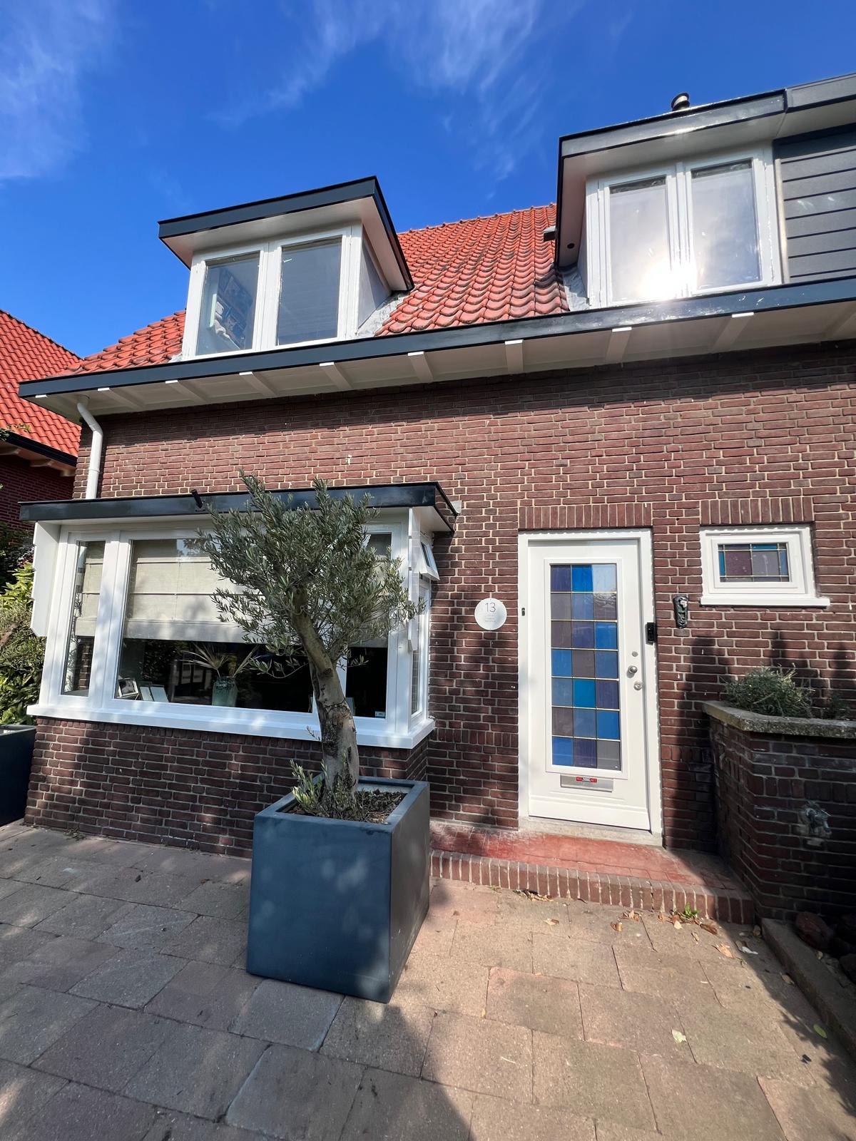 Voorgevel van woning in Katwijk aan Zee met geschilderde voordeur en kozijnen